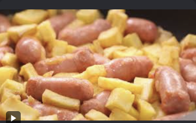 Papas fritas con salchichas